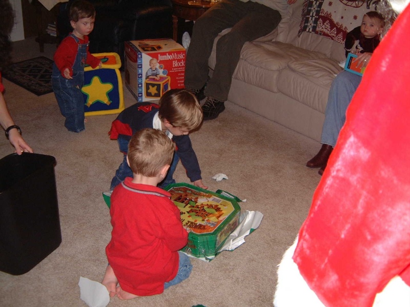 Hildebrand Christmas ScreenSaver/800x600_2002-12-24 Christmas Eve 29.jpg